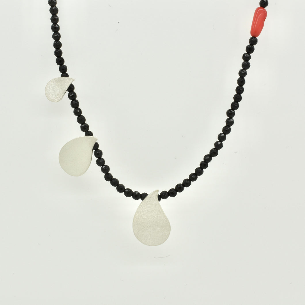 Drops and onyx necklace