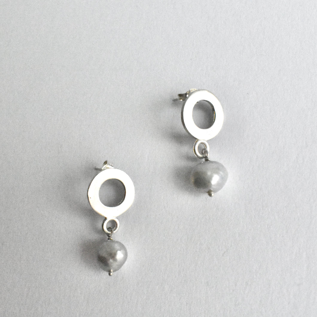 Small hoop earring with gray pearl