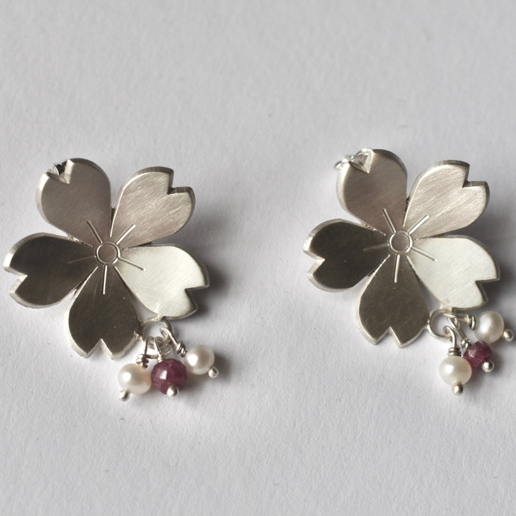 Sakura earring with pearls and ruby