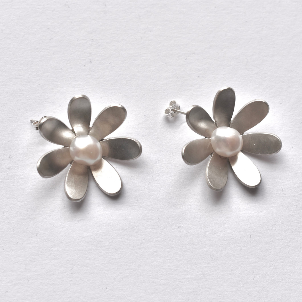 Daisy earring with pearl