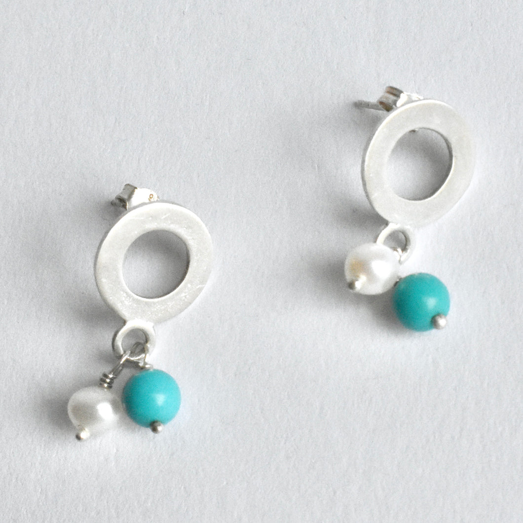 Small hoop earring with pearl and turquoise