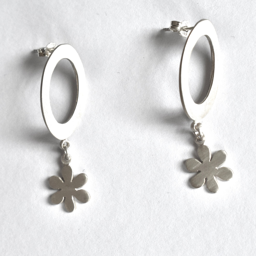 Oval earring with daisies