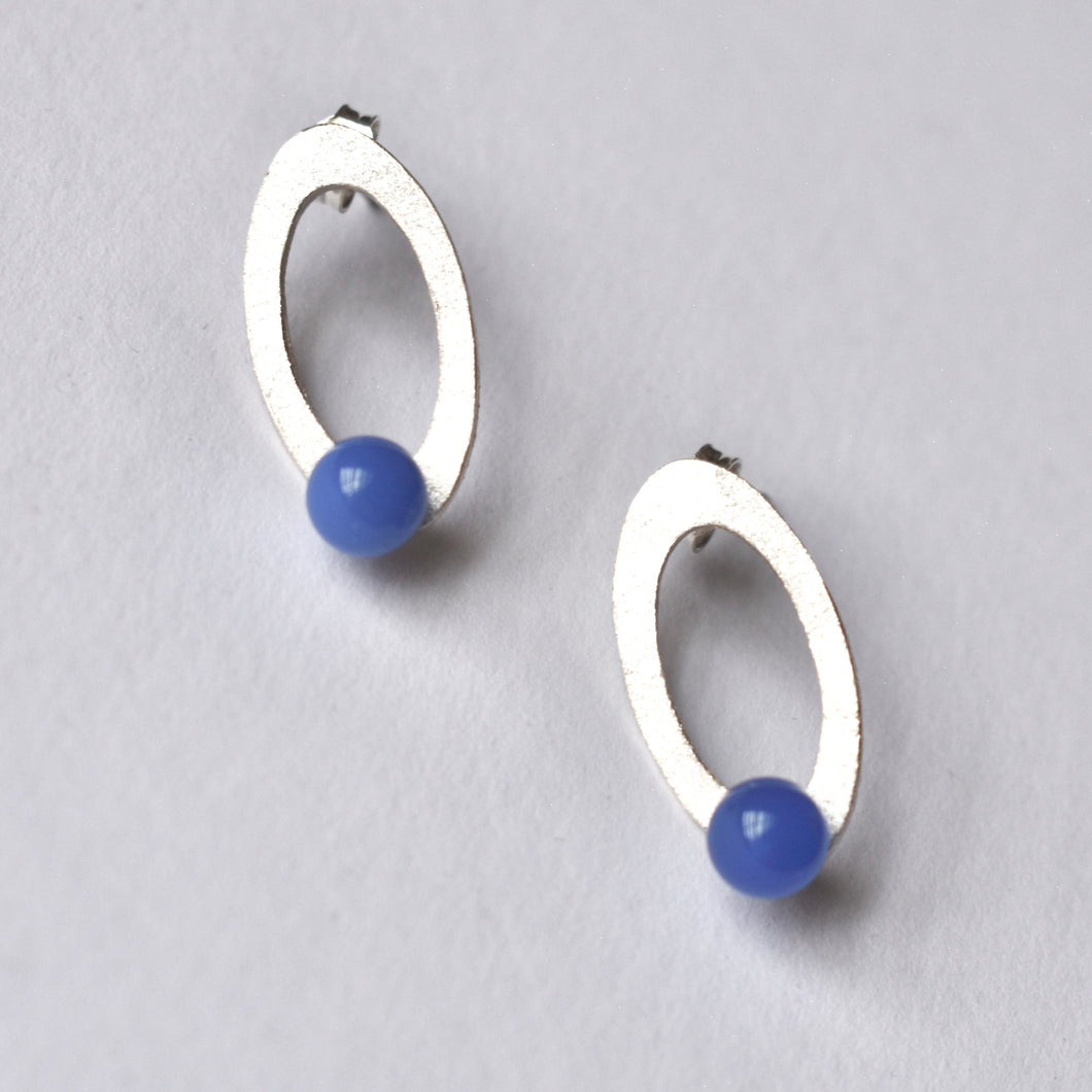 Oval earring with blue onyx